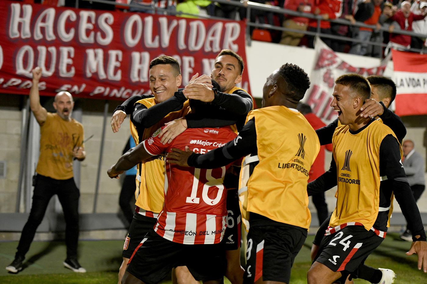 Estudiantes The Strongest festejo gol.jpg