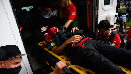 Operaron al fotógrafo herido fuera del Congreso y su estado de salud es crítico