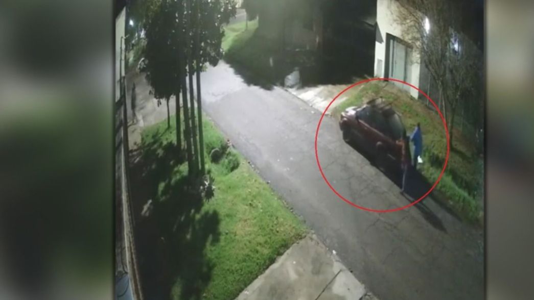 VIDEO: Empujando y a paso de hombre, así se robaron un auto estacionado en La Plata