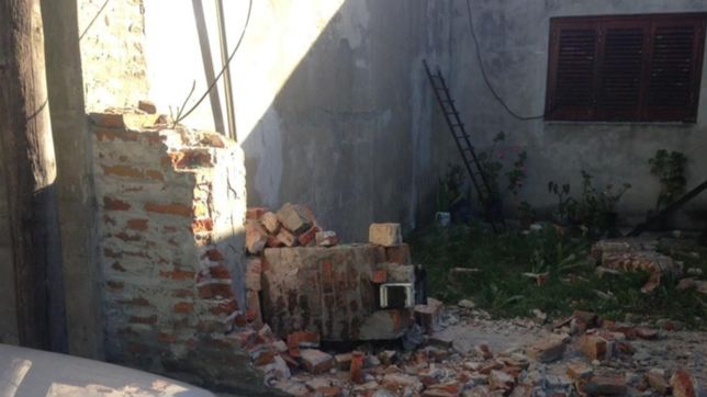 un hombre agredio a su ex y termino con el auto adentro de la casa de un vecino