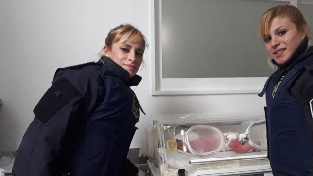 parto, nervios y emocion: policias ayudaron a dar a luz a una chica de 19 en el centro de la plata