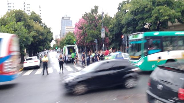 susto en pleno centro: un abuelo tropezo y sufrio un fuerte golpe la cabeza