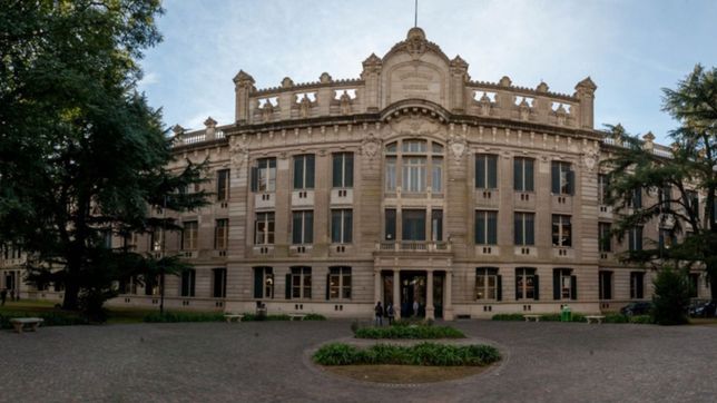 polemica en el colegio nacional y versiones cruzadas por un chico alergico al barbijo