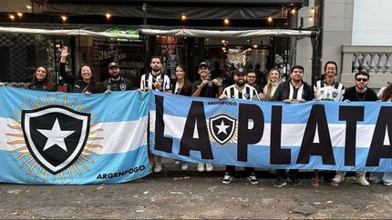 La historia jamás contada de la bandera de La Plata que apareció en la hinchada de Botafogo
