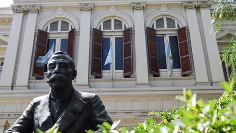 Caída de salarios, menos becas y ajuste a la investigación: las cifras detrás de la Marcha Federal Caída de salarios, menos becas y ajuste a la investigación: las cifras detrás de la Marcha Federal