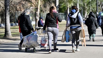 Un grupo de manteros prepara una movilización a la Municipalidad