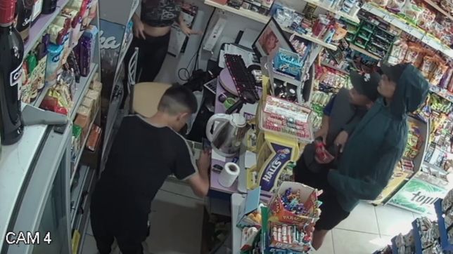 video: tres menores robaron armados un kiosco mientras se tomaban una coca