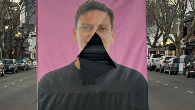 pablo nicoletti denuncio vandalismo y violencia politica por danos en su publicidad en la plata