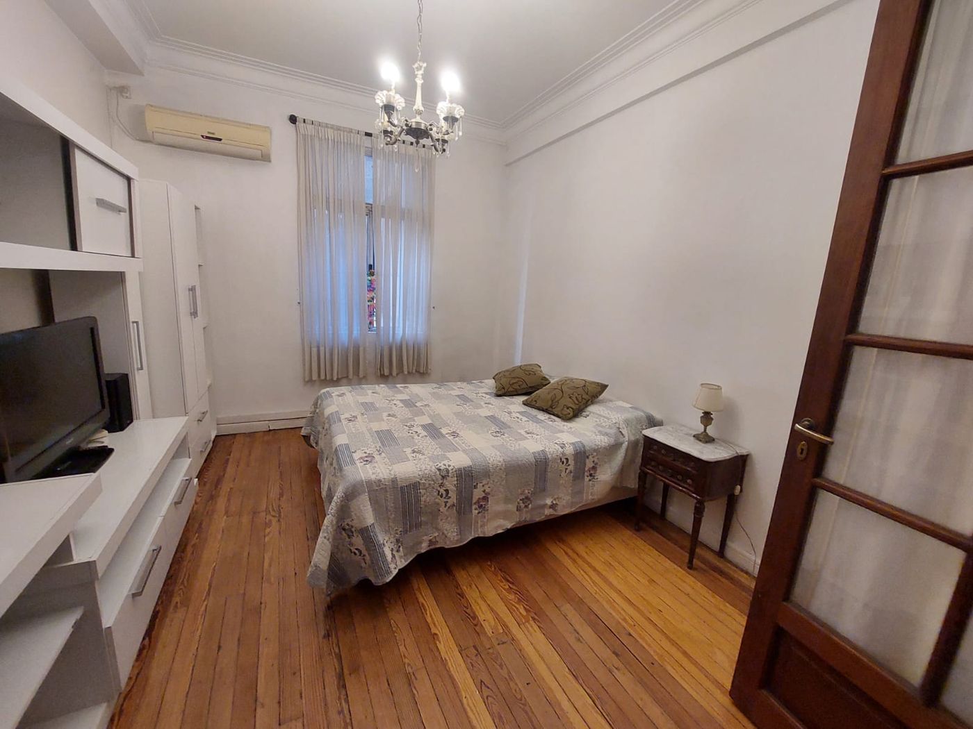La casa a desocupar de La Plata donde se realizará la venta de garaje está ubicada en 466 entre 21b y Camino General Belgrano.