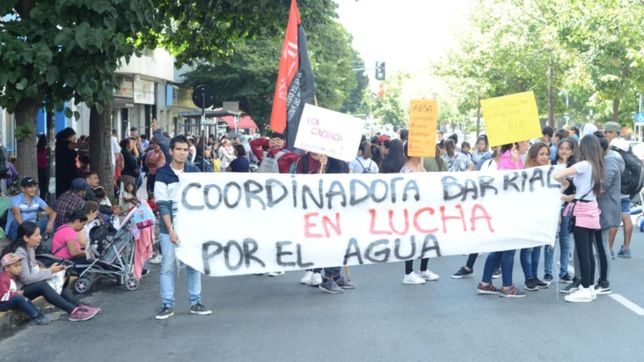 los vecinos de la plata se hartaron de la falta de agua y marcharon contra absa