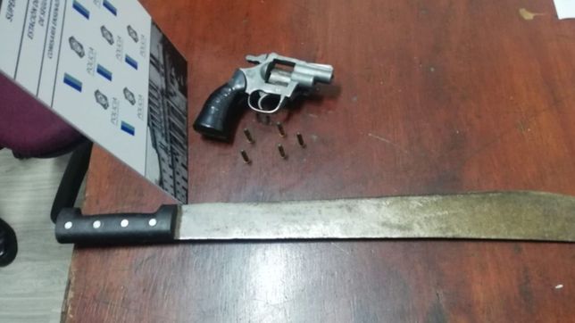 terror en ensenada: un pensionado amenazo con matar a sus vecinos y disparo en plena calle