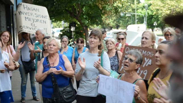 queremos agua: los platenses volvieron a marchar hasta la puerta de absa