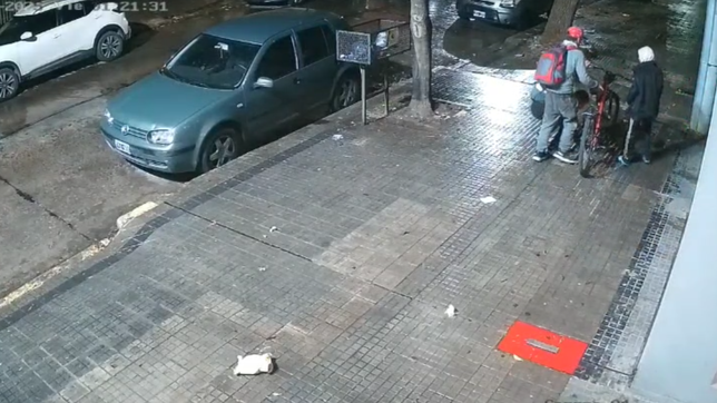 se metieron en un edificio de plaza belgrano y escaparon con una bicicleta