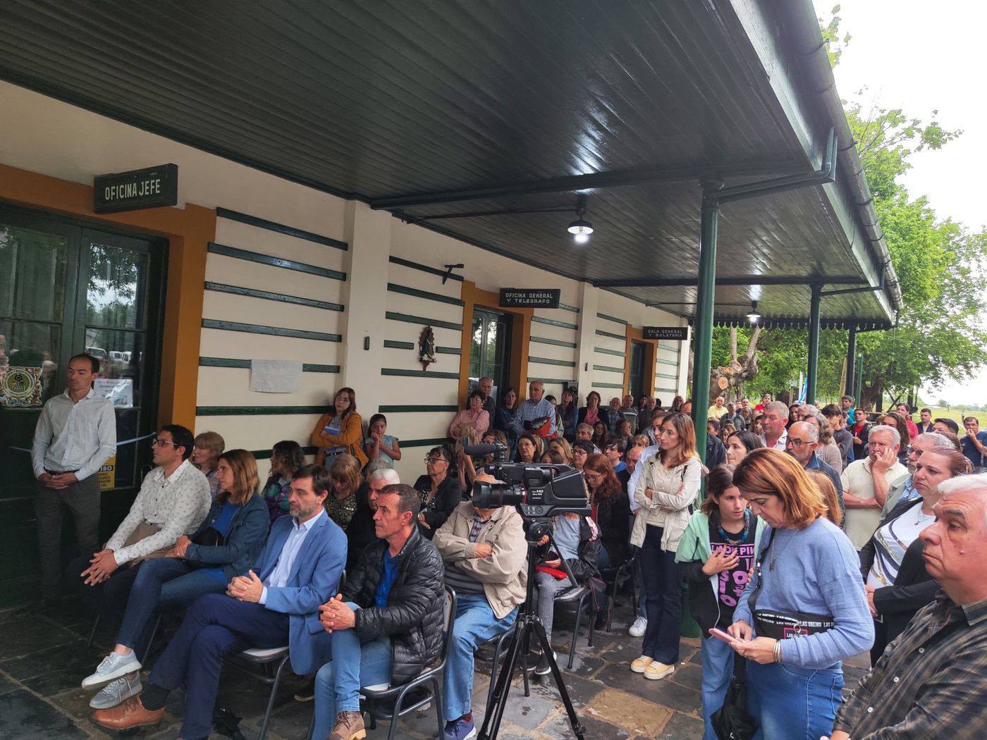 Pese a la jornada inestable del viernes, el acto de inauguraci&oacute;n concit&oacute; el inter&eacute;s de numerosas personas.&nbsp;