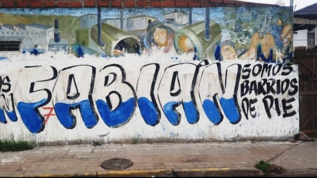 tras pedir por una campana limpia, el intendente de berisso tapo el mural de un artista