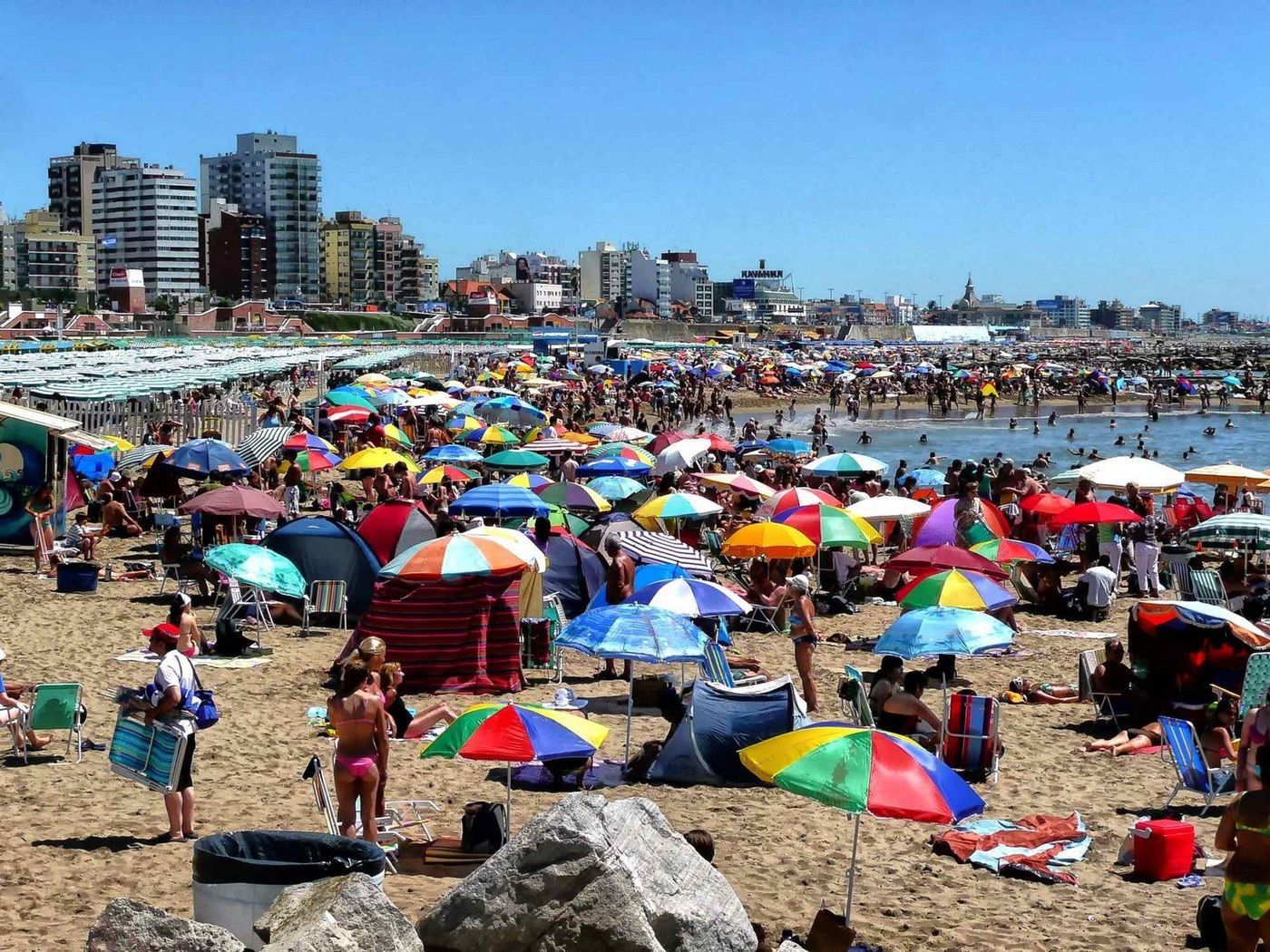 La Cuenta DNI ofrece importantes descuentos para los veraneantes en las playa bonaerenses