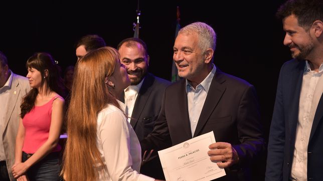 julio alak reconocio a estudiantes de la plata con mejores promedios