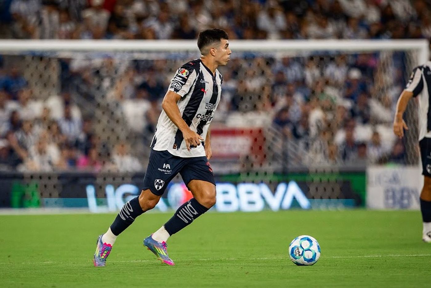 El Corcho en plena acci&oacute;n para el Monterrey, mientras Estudiantes quiere su vuelta.