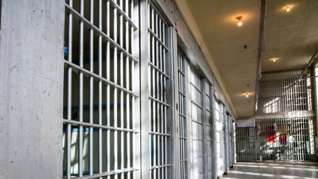 un joven aparecio ahorcado en la celda de una carcel de la plata e investigan como fue