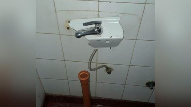 entraron a un bano del hospital san martin de la plata, arrancaron el lavamanos y se lo llevaron