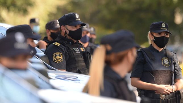 cajones tirados, muebles abiertos y ropa tirada tras el saqueo a una casa de gonnet