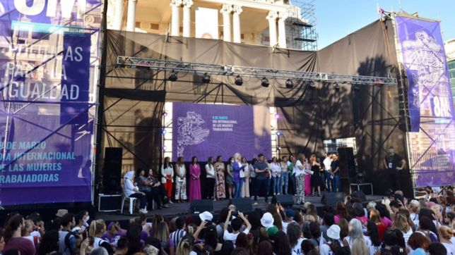 debates, futbol y musica: asi se vivio la previa del #8m en plaza san martin