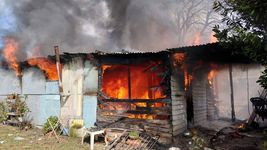 un feroz incendio arraso con dos casas de la plata y dejo a las familias en la calle un feroz incendio arraso con dos casas de la plata y dejo a las familias en la calle