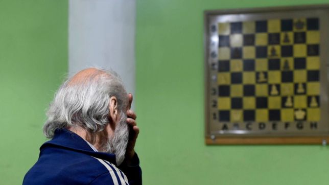 el fusilado que vive, campeones y tableros, asi esta el club de ajedrez de la plata