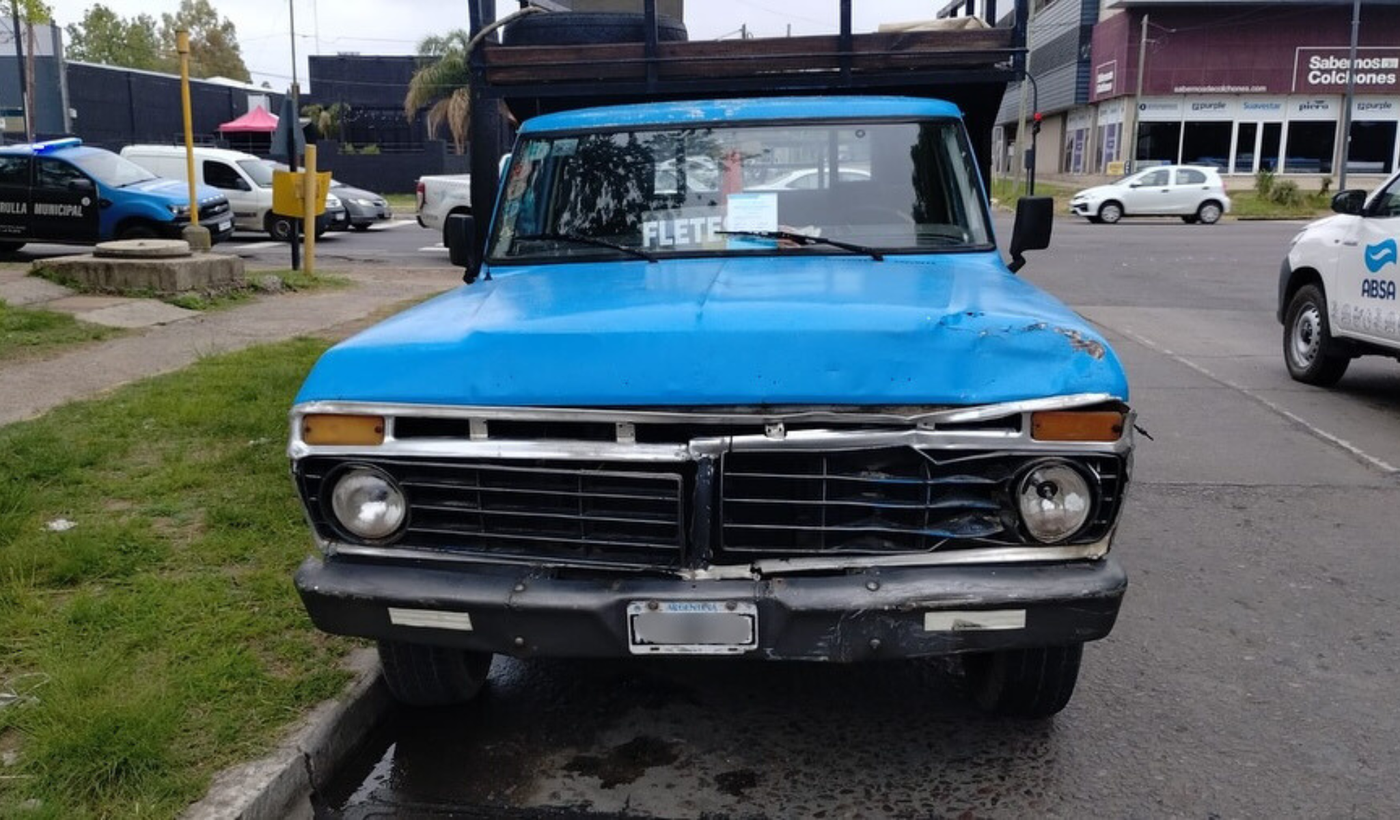 Una mujer en moto chocó contra un flete en la zona Norte de La Plata y sufrió graves lesiones Una mujer en moto chocó contra un flete en la zona Norte de La Plata y sufrió graves lesiones
