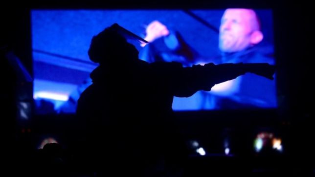 continuan las funciones en el autocine de la repu con peliculas para grandes y chicos