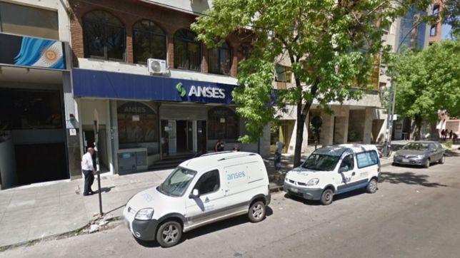 conmocion en la plata: una mujer murio mientras hacia un tramite en la anses