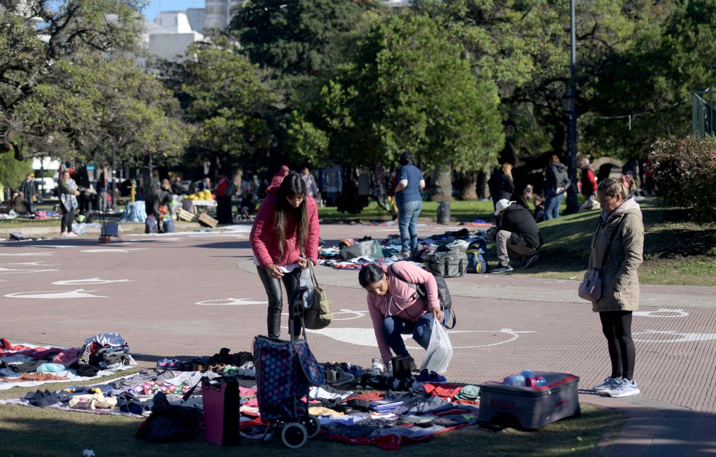 Manteros Vendedores ambulantes Plaza San Martín (15).JPG