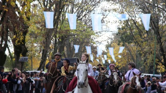 etcheverry festeja su aniversario con desfiles, torta y el show especial de mario luis