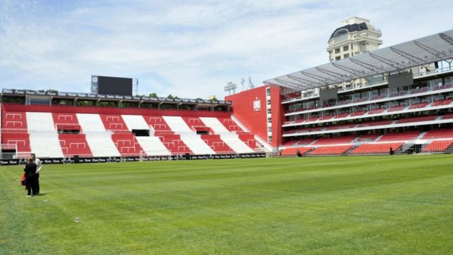 veron se burlo de las criticas al cesped de uno: voy a decir que le tiren mas arena