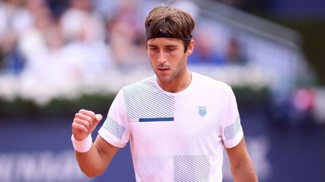 debut triunfal para tomas etcheverry en el cierre de una gran jornada para los tenistas argentinos en paris 2024