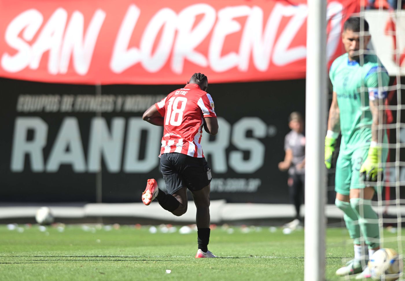 Edwuin Cetré es el primer colombiano en meter un gol en un clásico platense para Estudiantes.