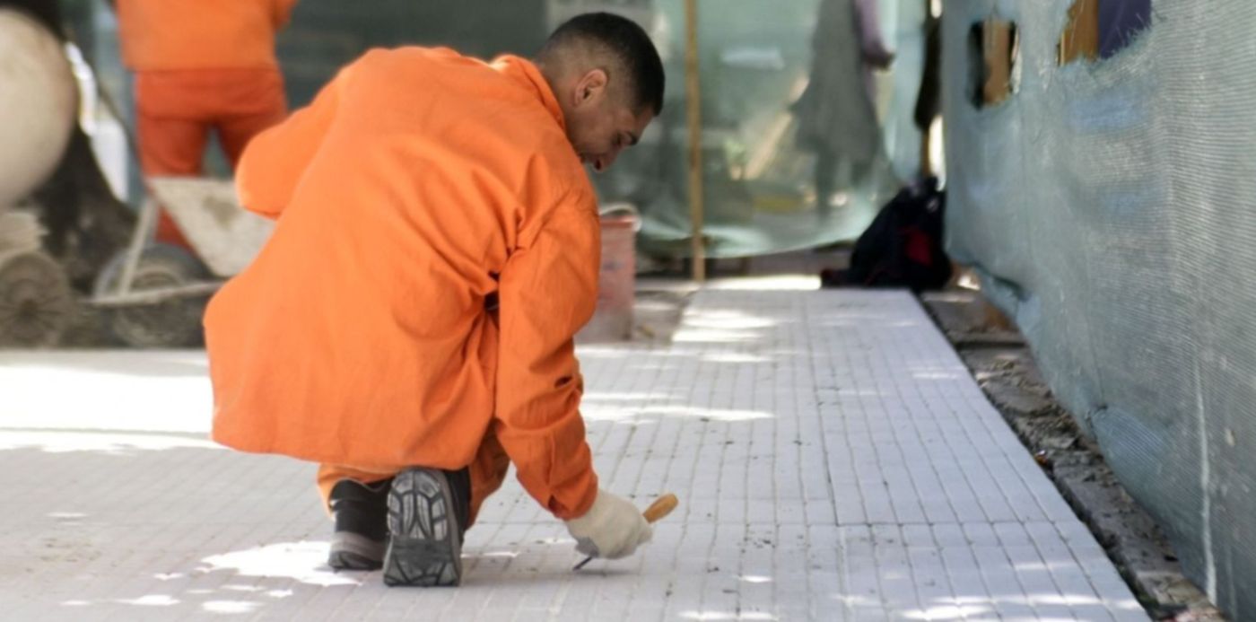 Alak anunció un plan para mejorar las veredas en La Plata. Alak anunció un plan para mejorar las veredas en La Plata.