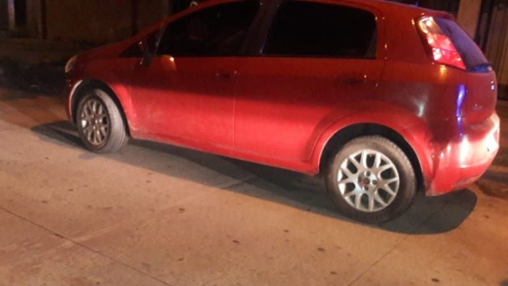 Manejaba borracho y armado, cruzó un semáforo en rojo y casi choca contra un patrullero