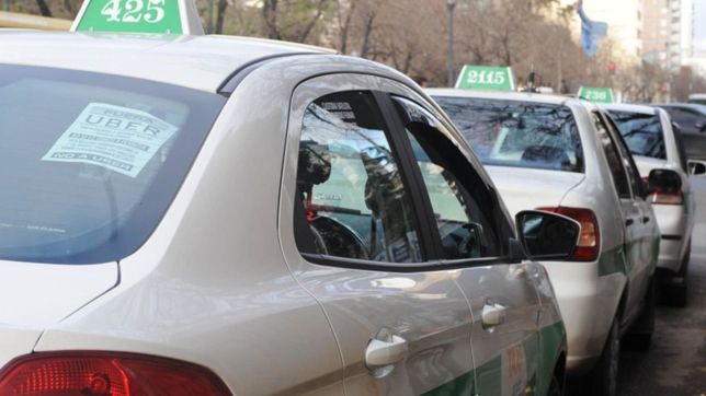 tras el feriado volvio el caos de los taxistas en doble fila alrededor de la terminal