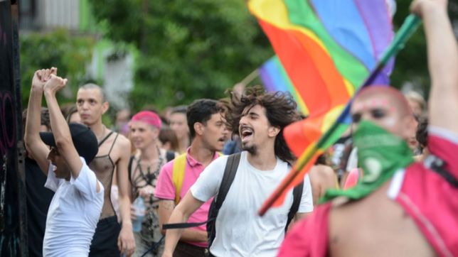 plumas, glitter y musica tecno: asi se vivio la 12° marcha del orgullo en la plata
