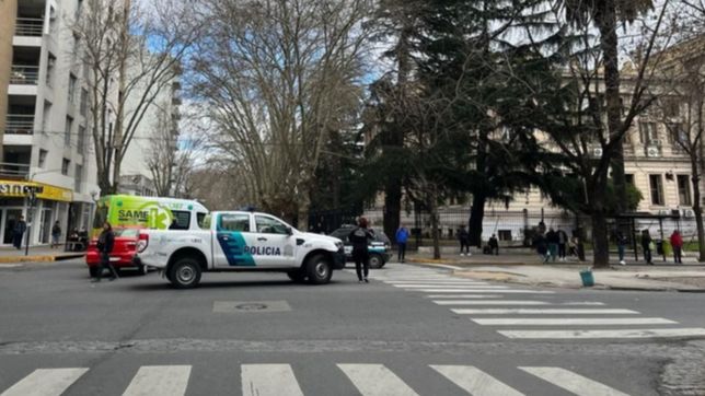 caos de transito por un fuerte accidente con una ciclista herida en el centro de la plata