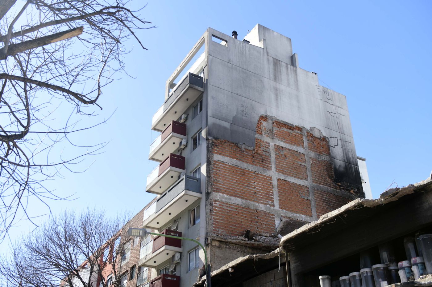 Edificio vecino al depósito de Aloise (9)