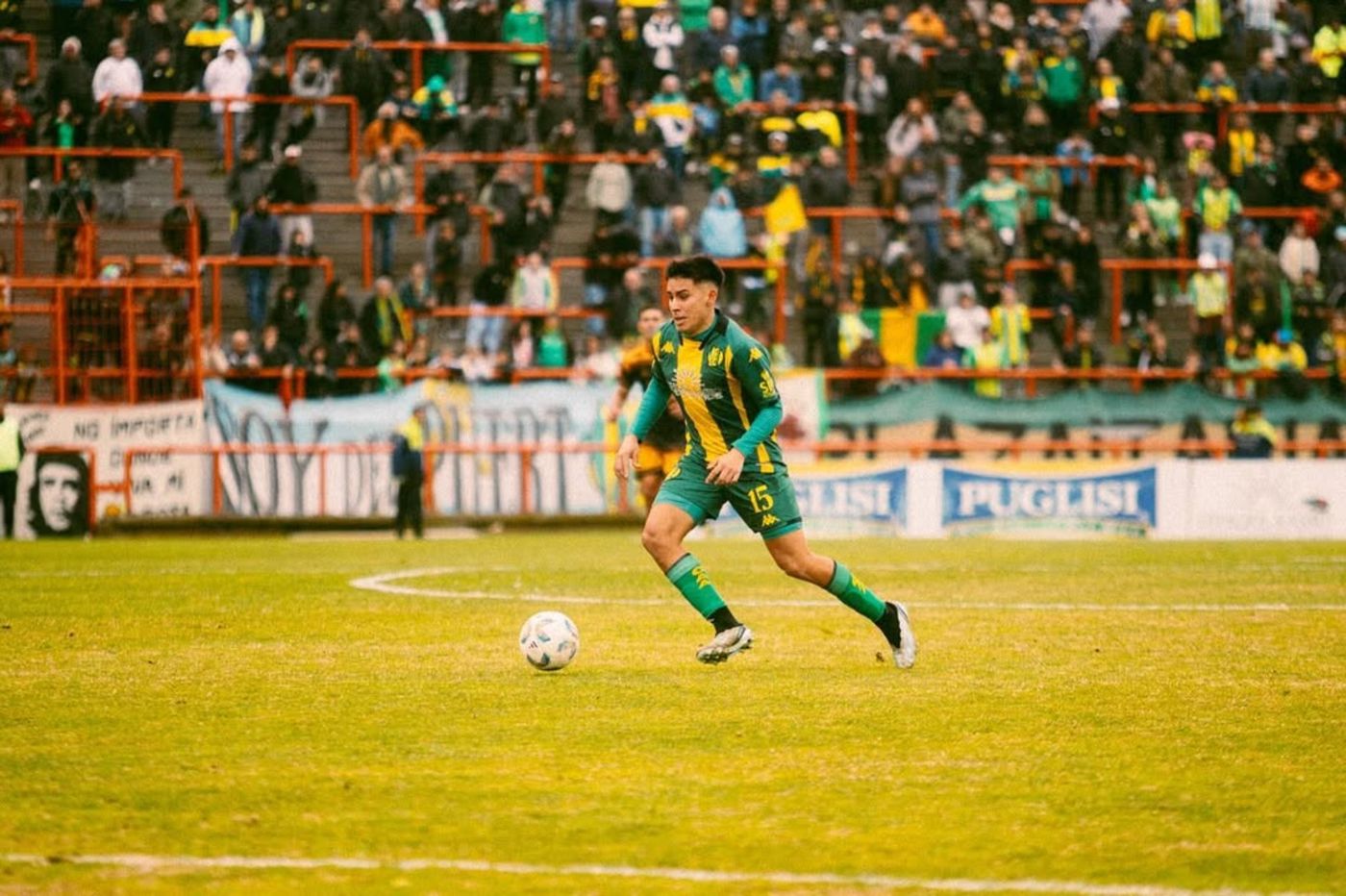 Gonzalo Piñeiro en acción junto a Aldosivi. Gonzalo Piñeiro en acción junto a Aldosivi.