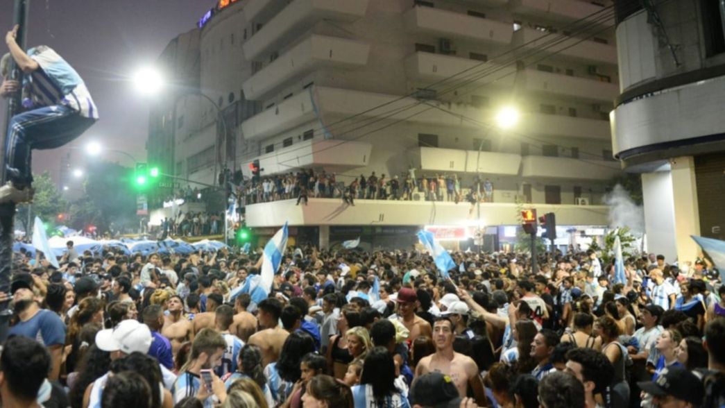 Más de 150 mil platenses salieron a la calle y los festejos se extendieron hasta la noche