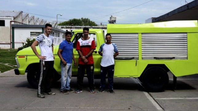 presos solidarios en la plata: restauraron un camion para los bomberos de villa elvira
