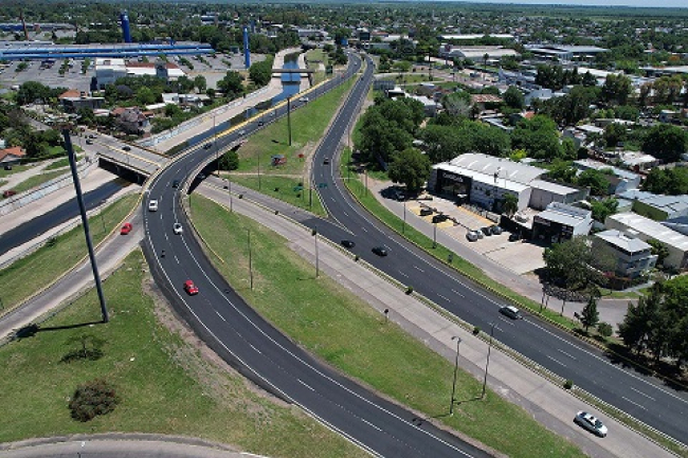 Esta intervención del Camino Centenario incluyó tareas de fresado y de bacheo, ampliación de dársenas de giro y colocación de luminaria led Esta intervención del Camino Centenario incluyó tareas de fresado y de bacheo, ampliación de dársenas de giro y colocación de luminaria led