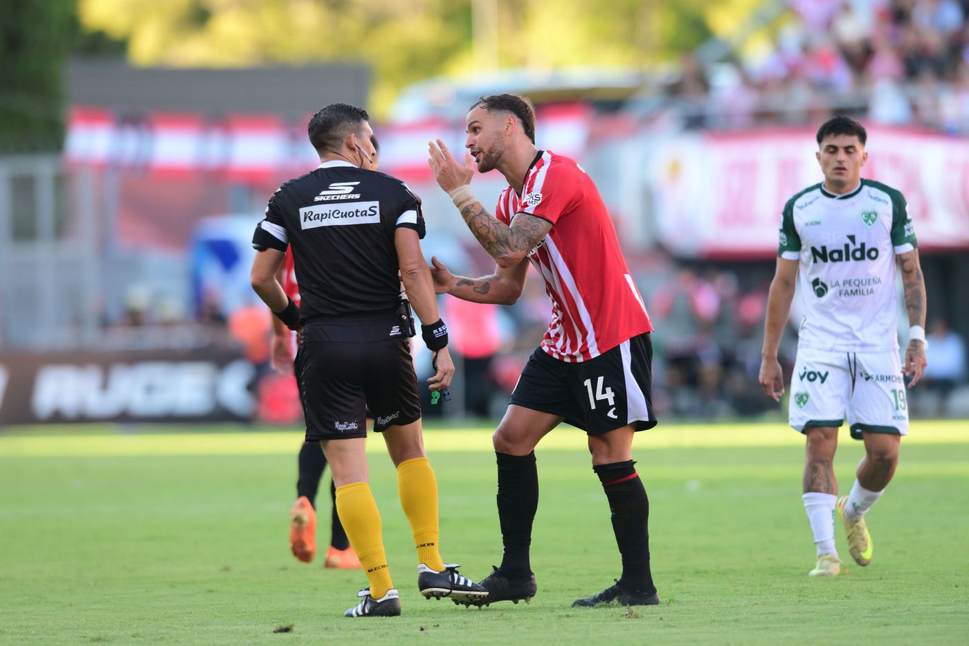 Merlos y Gonz&aacute;lez Pirez, cara a cara durante el &uacute;ltimo partido que dirigi&oacute; a Estudiantes.