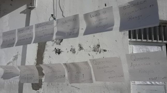 viernes de abrazos y protestas: siguen los reclamos por el estado de las escuelas platenses