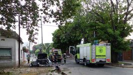 incendio, explosion y un bombero herido en la plata incendio, explosion y un bombero herido en la plata