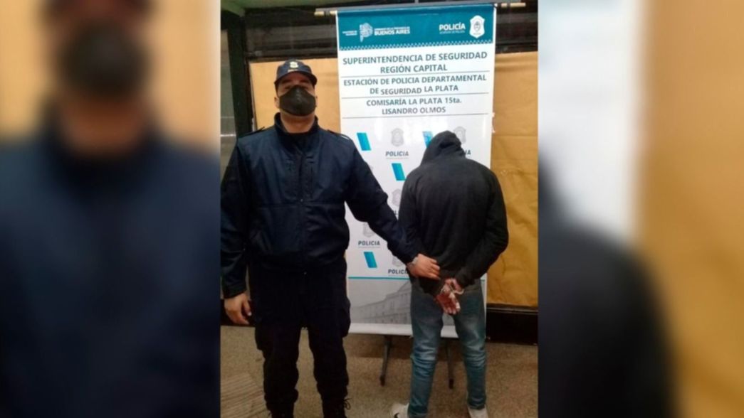 Quiso asaltar a dos jóvenes que esperaban el micro, pero lo enfrentaron y terminó preso